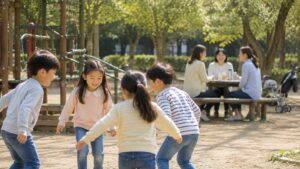 공원 놀이터에서 초등학생 아이들이 함께 뛰어놀고, 뒤쪽에서는 엄마들이 모여 아이들을 지켜보는 모습